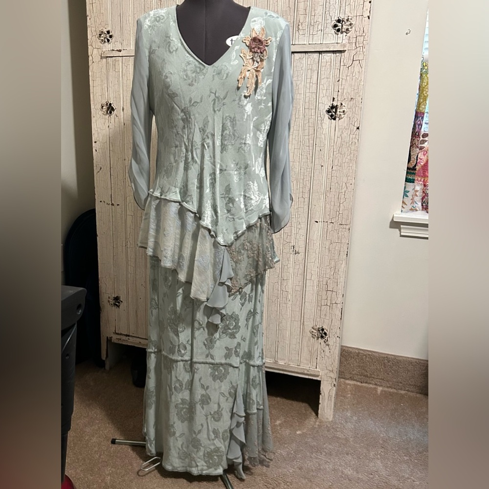 Chic Floral Long Sleeve Dress in Soft Green